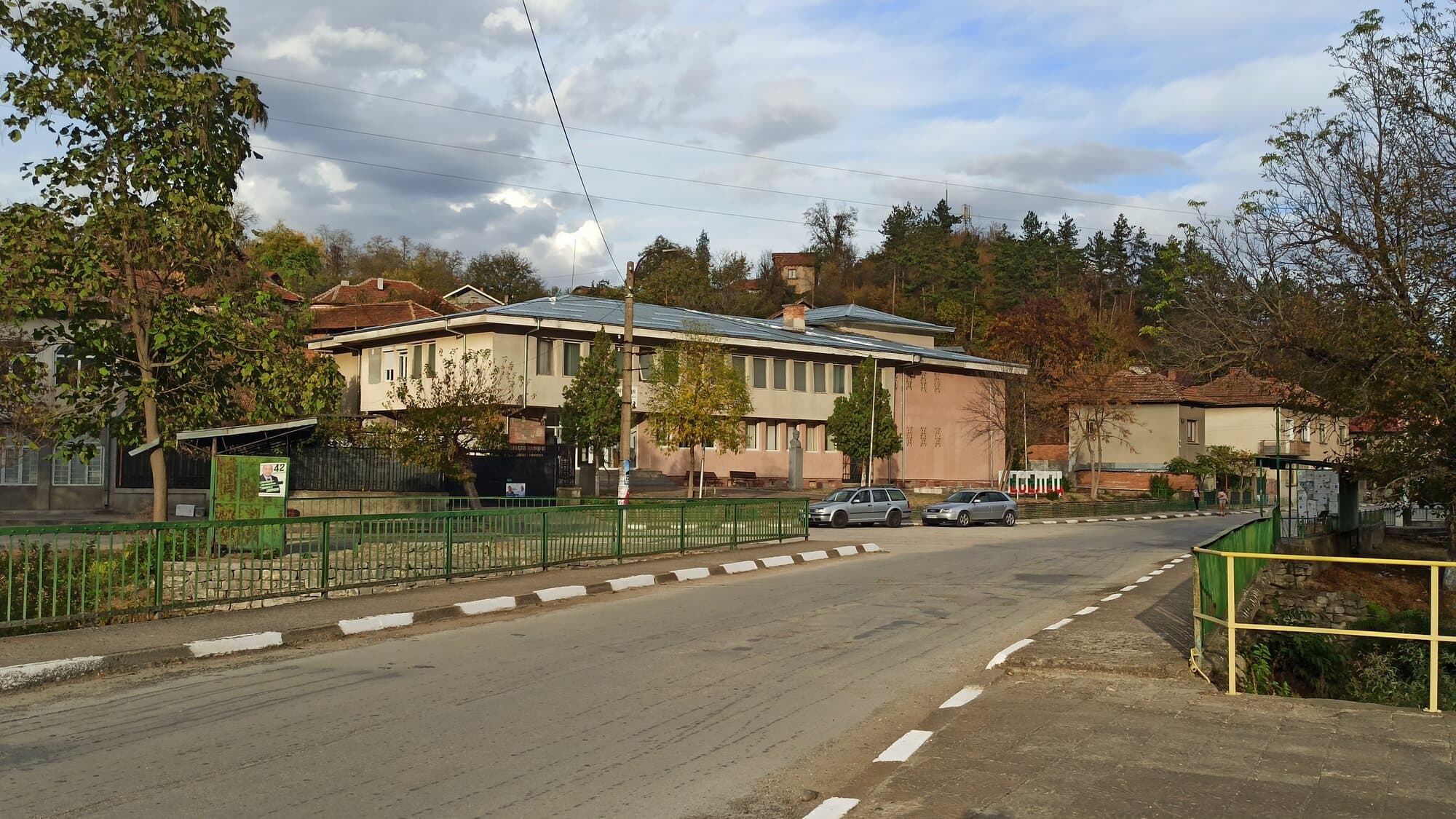 A street and low buildings in the centre of Reselets
