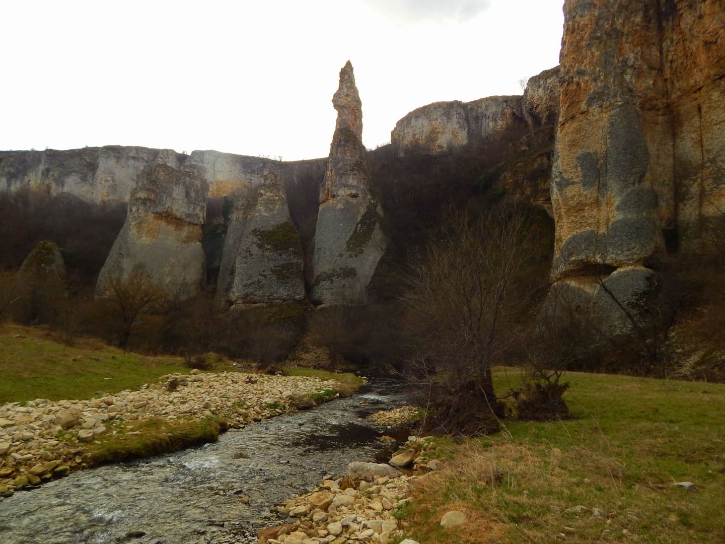 Rock pyramids of the Chuklite type along the Rachene valley at Kameno Pole